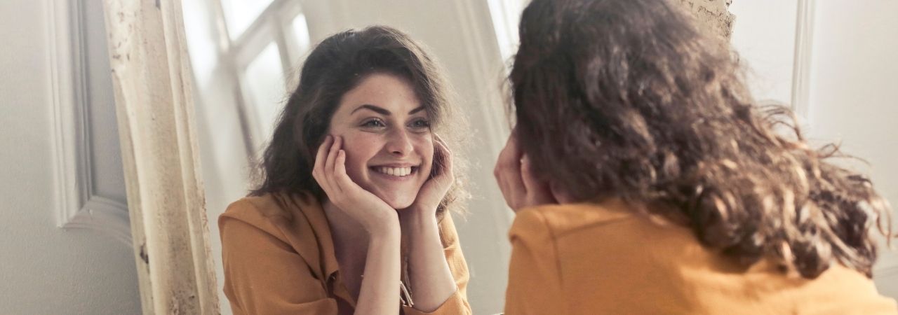 Creëer natuurlijke wenkbrauwen met de Divaderme Brow Extender!