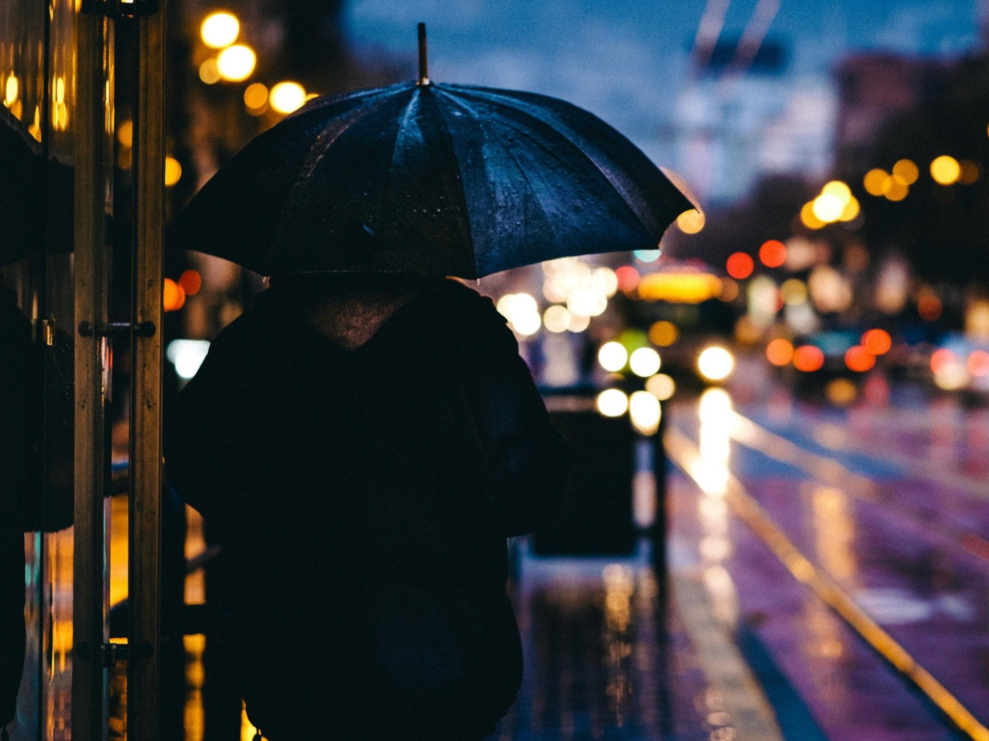 Regenachtig weer? 5 tips om pluizig haar te voorkomen!